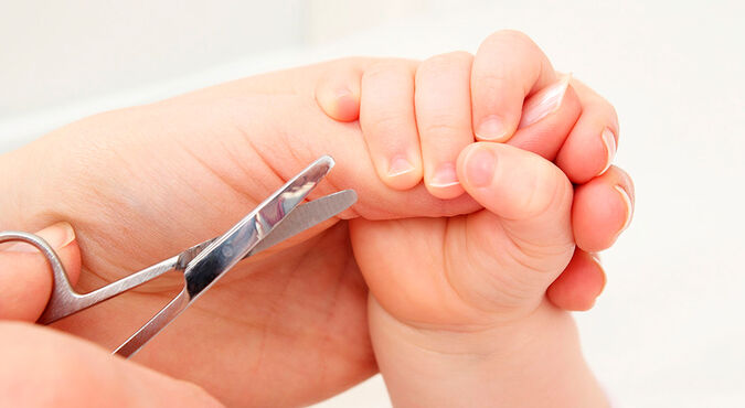 Cortar las uñas del bebé